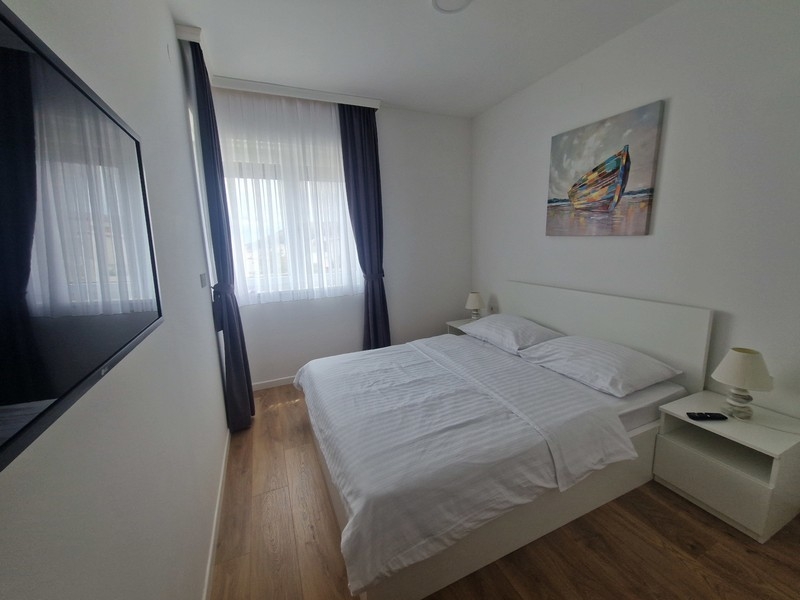 Chambre meublée de façon moderne avec TV