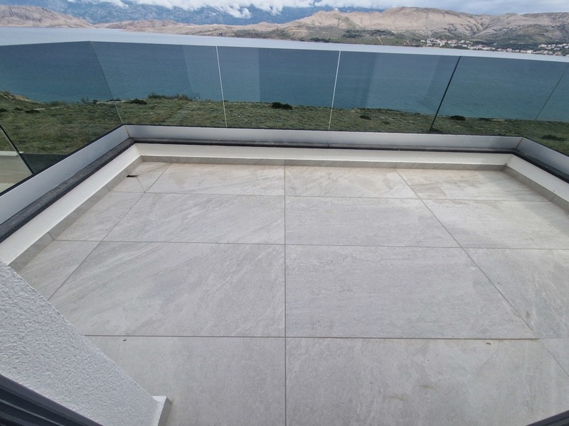 Terrasse avec belle vue sur la mer et les montagnes.