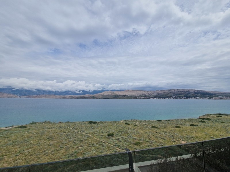 Vue mer depuis la terrasse sur l'île de Pag