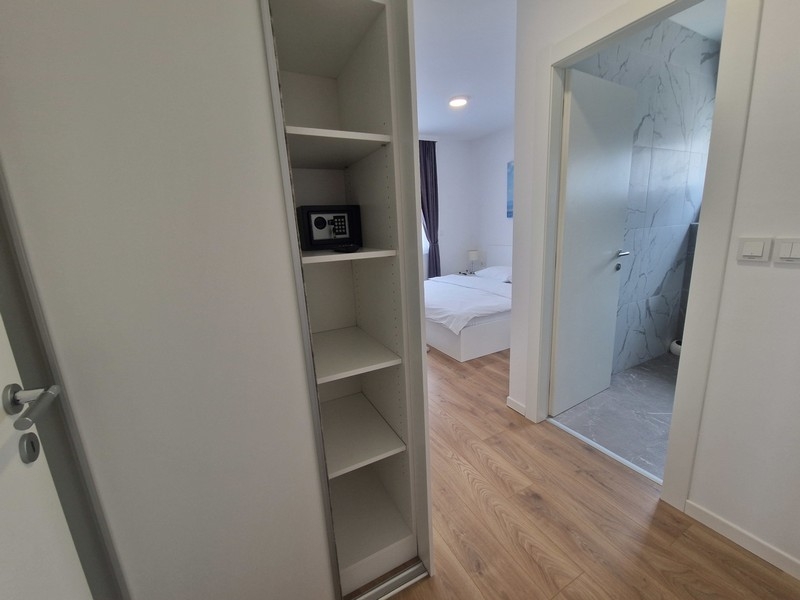 Couloir avec accès à la chambre et à la salle de bains