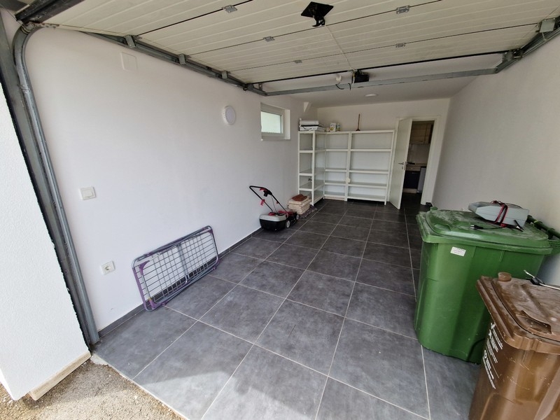 Garage avec espace de rangement supplémentaire
