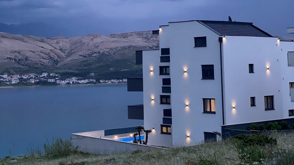 Appartement en bord de mer dans un immeuble moderne.