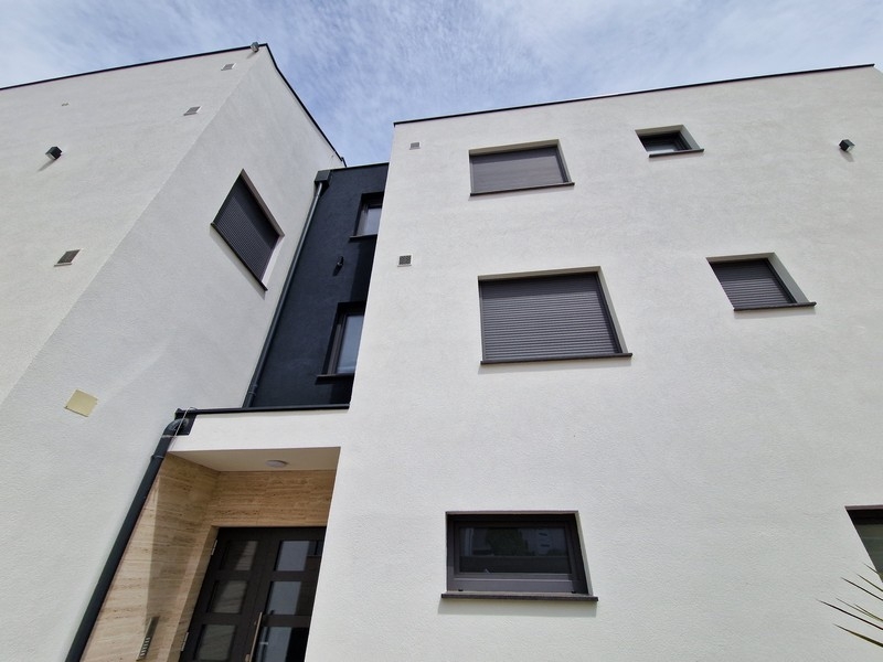 Immeuble d'habitation moderne en première ligne sur la mer, Pag