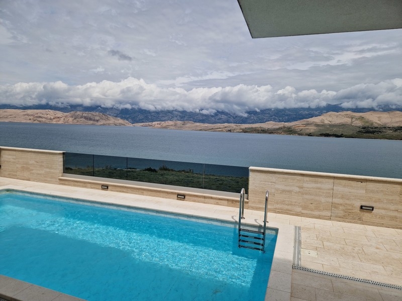 Piscine avec vue mer sur l'île de Pag