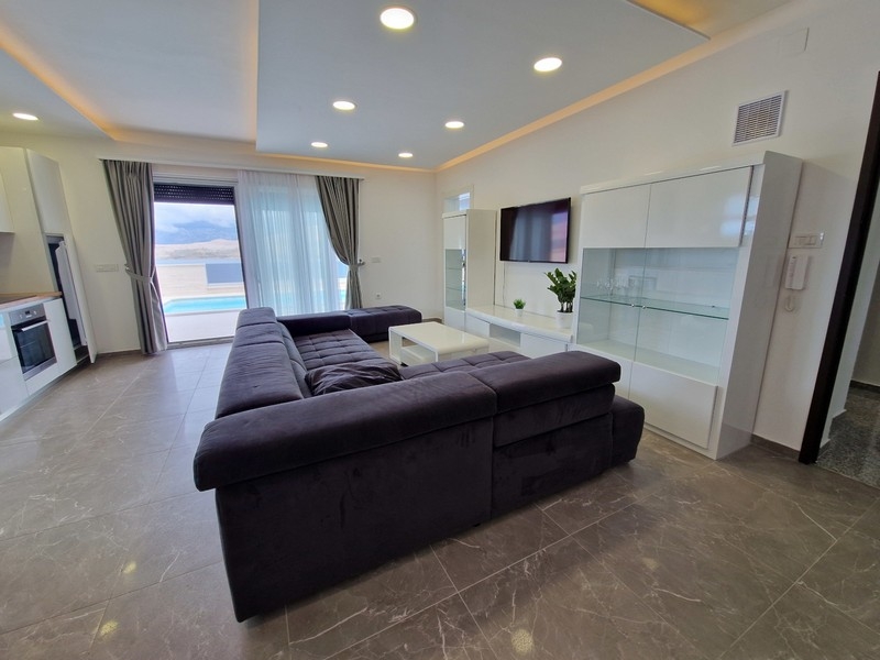 Salon moderne avec accès à la terrasse