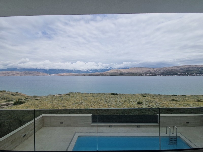 Vue sur la mer et le littoral de l'île de Pag.
