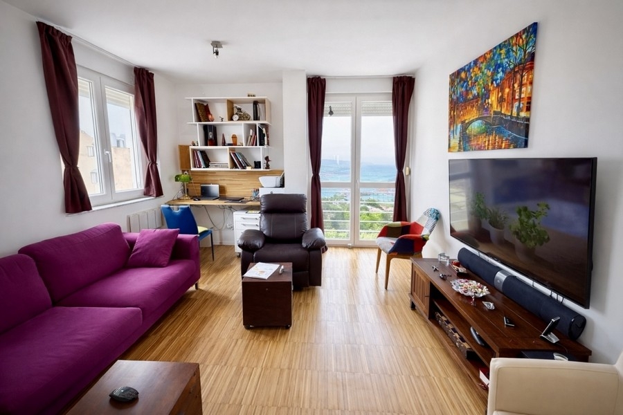 Appartement soigné à Split avec vue mer.