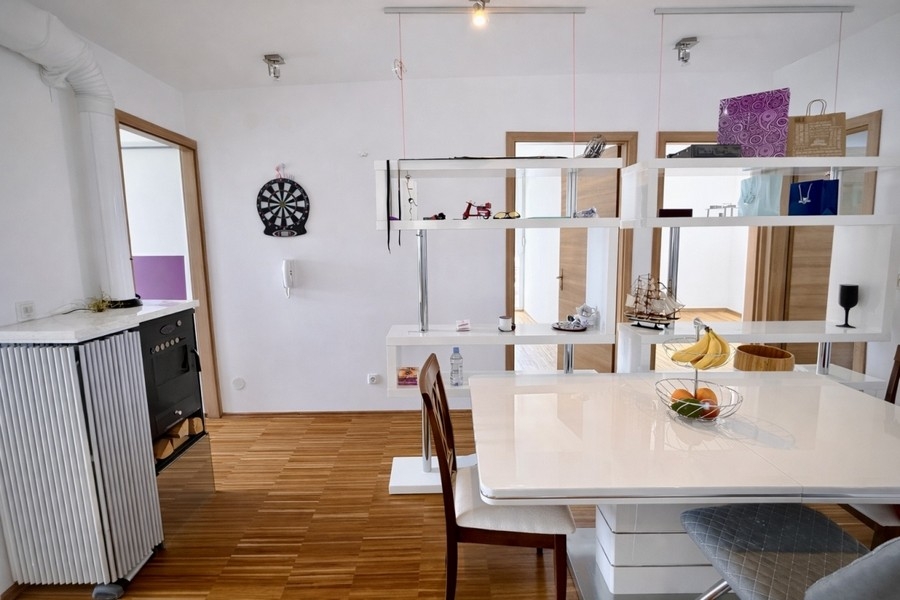 Séjour et coin repas ouverts de l'appartement à Split