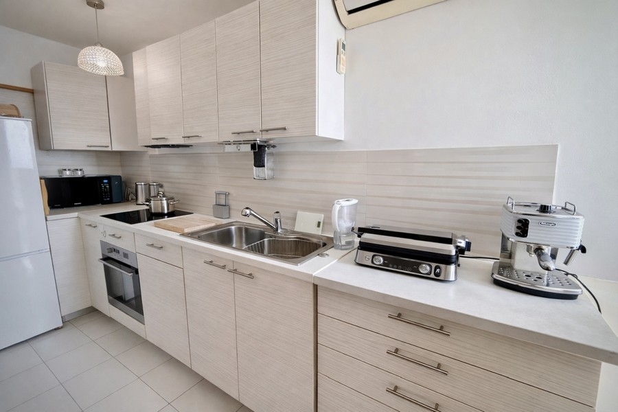 Cuisine moderne de l'appartement avec électroménager encastré