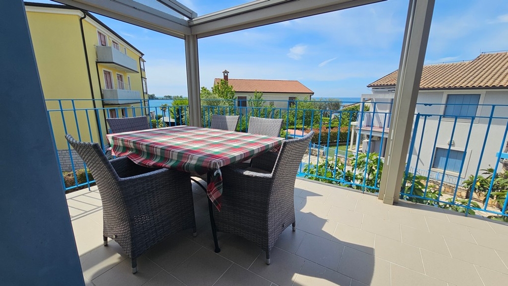 Terrasse avec coin salon et vue sur la mer