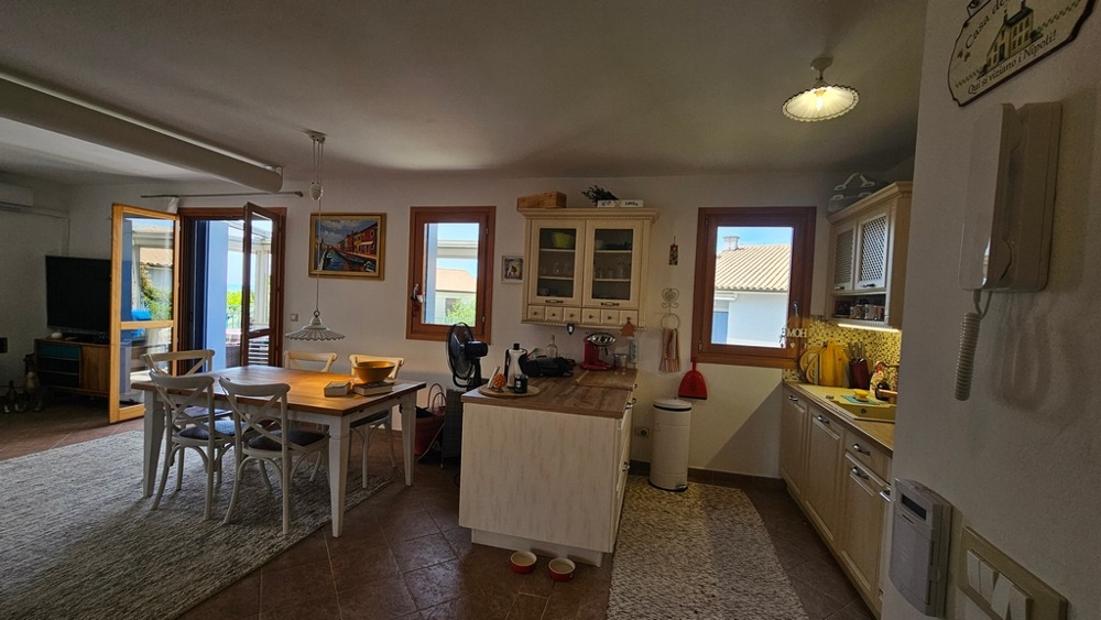 Séjour et cuisine avec vue mer