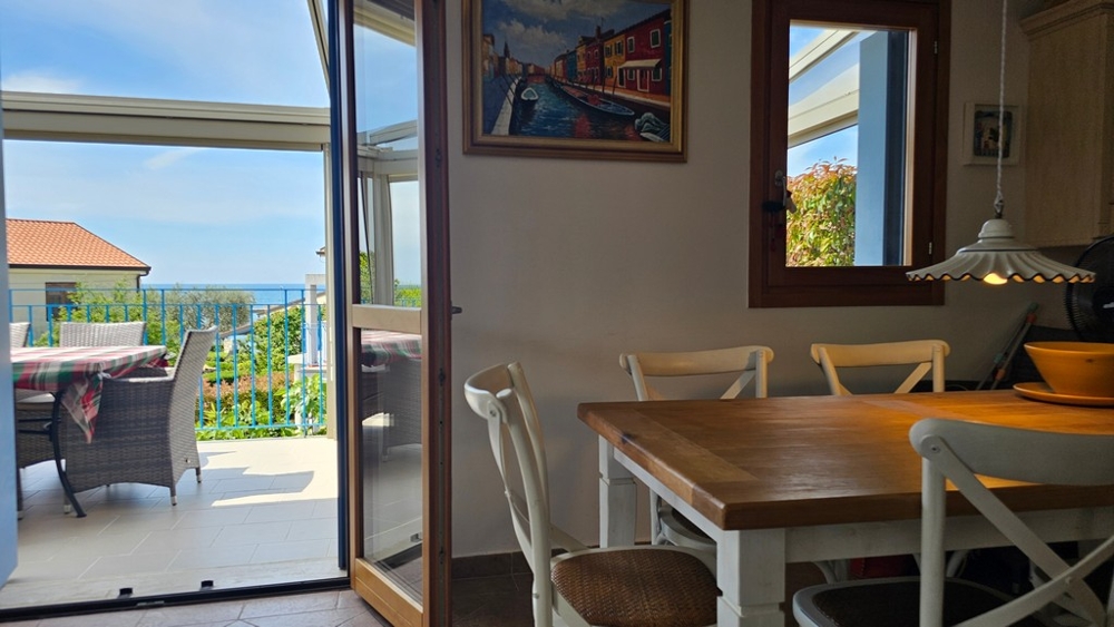 Coin repas avec accès à la terrasse