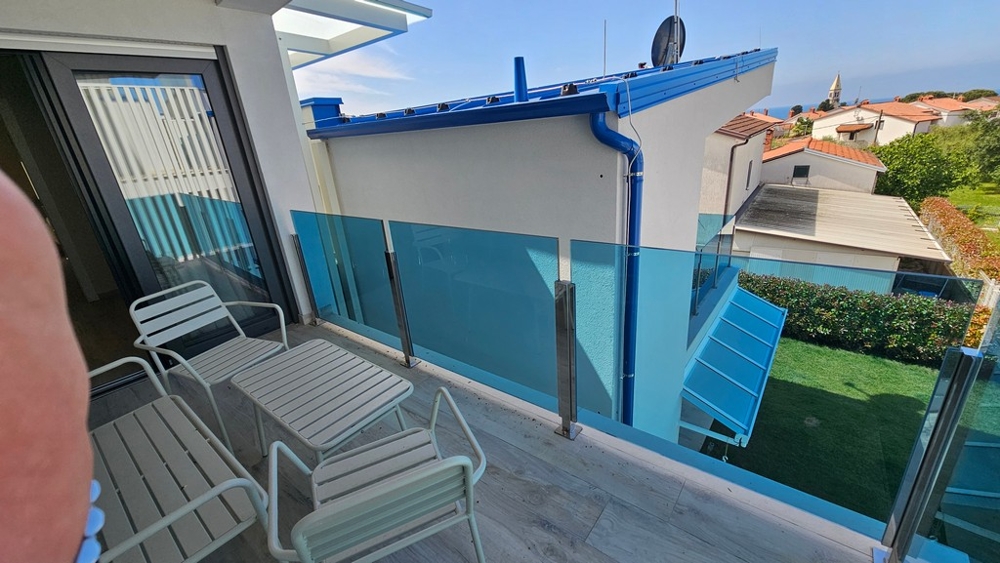 Balcon avec vue mer dans un appartement moderne en Croatie