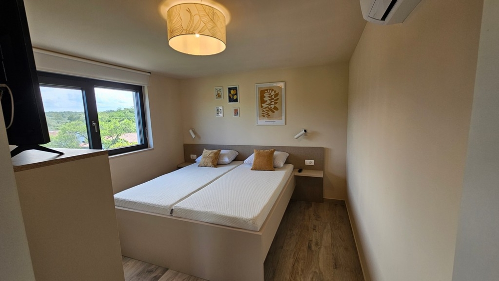 Chambre avec lit double et climatisation
