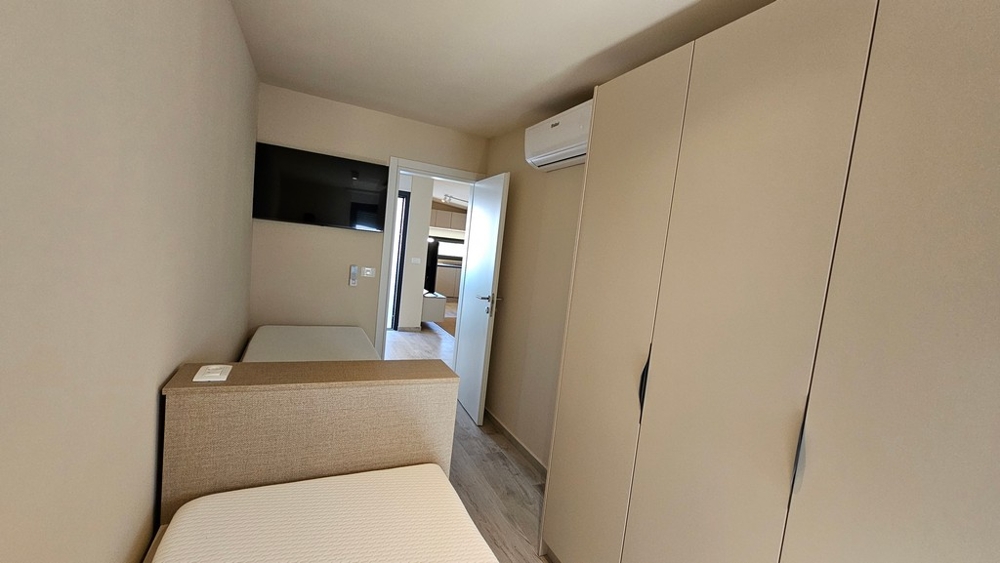 Petite chambre avec placard intégré