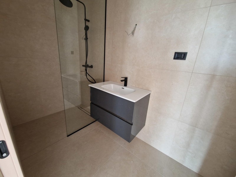 Salle de bains à l'équipement moderne