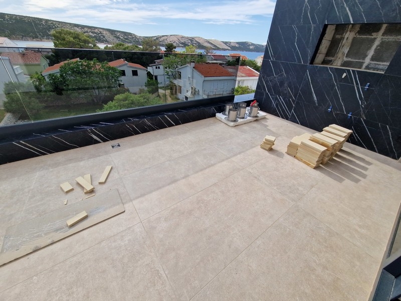 Terrasse avec vue mer à Stara Novalja