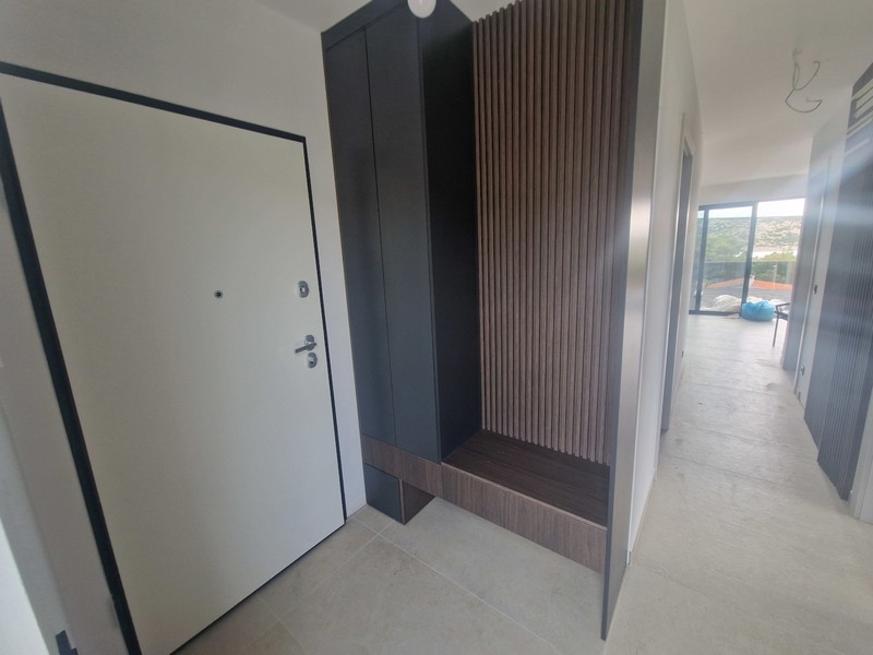 Couloir avec lames de bois et design moderne