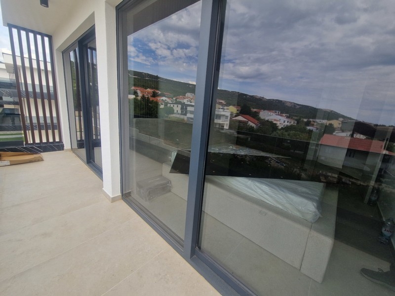 Terrasse couverte avec garde-corps en verre et vue mer