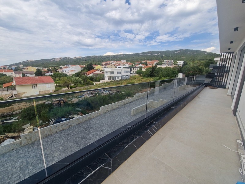 Vaste terrasse avec vue sur les environs