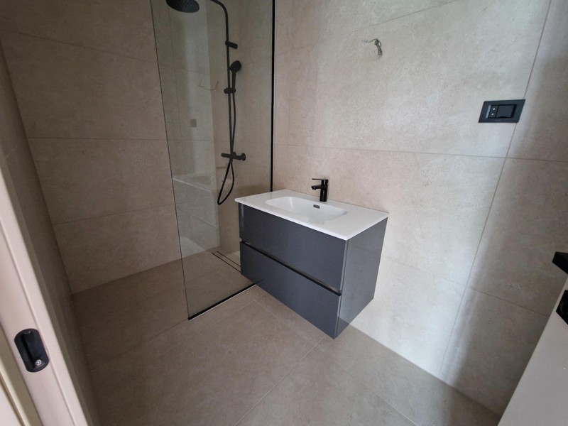Salle de bains avec douche à l'italienne et vasque