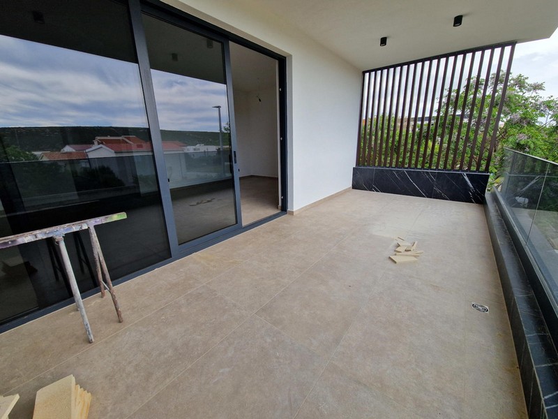 Terrasse spacieuse avec portes coulissantes et mur à lames
