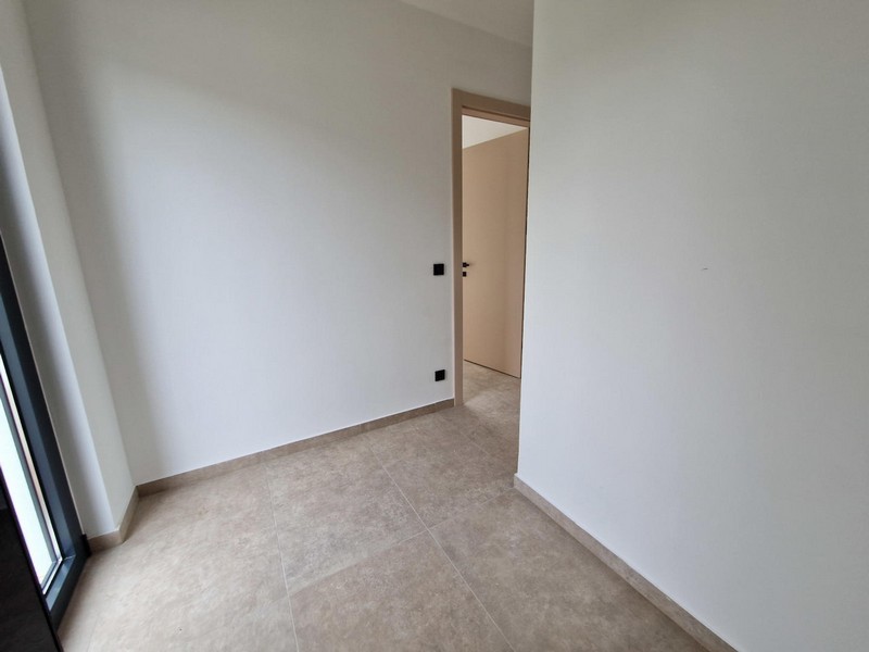 Petite pièce avec porte-fenêtre et passage vers le couloir