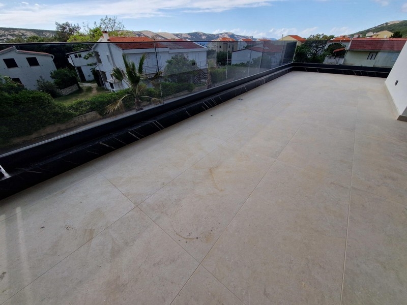 Grande terrasse de l'appartement A3961 sur Pag en Croatie.