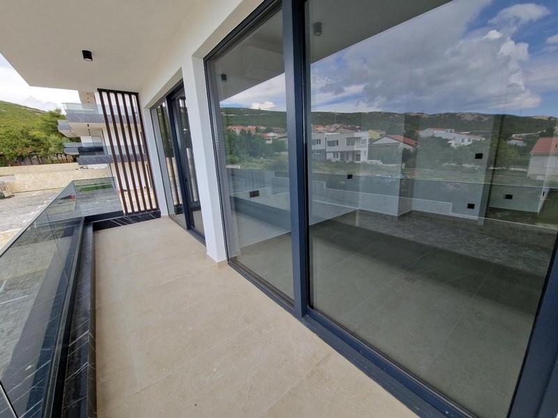 Terrasse couverte d'un appartement neuf en Croatie