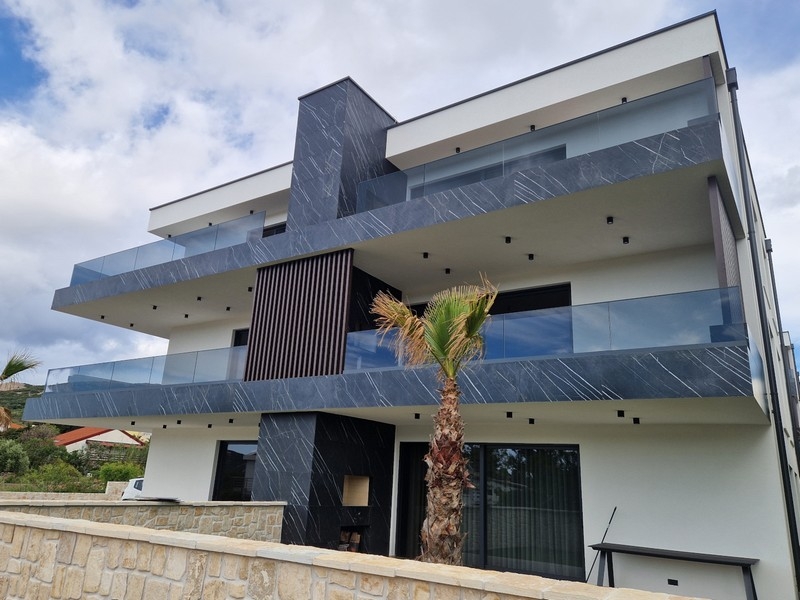 Immeuble d'habitation moderne avec balcons en verre en Croatie