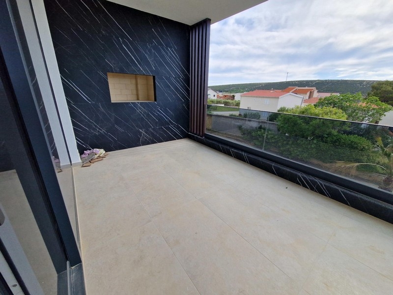 Terrasse avec espace barbecue et vue mer