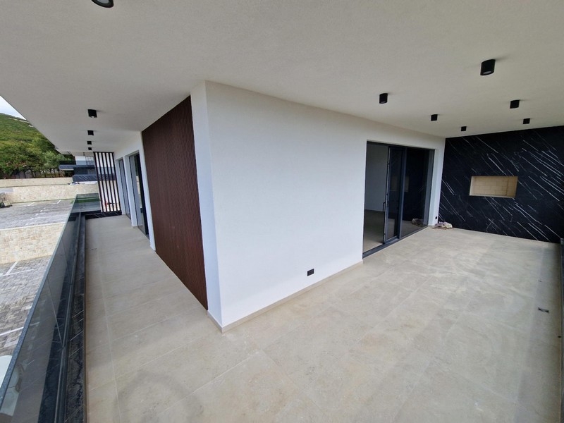 Vaste terrasse-balcon d'un appartement moderne