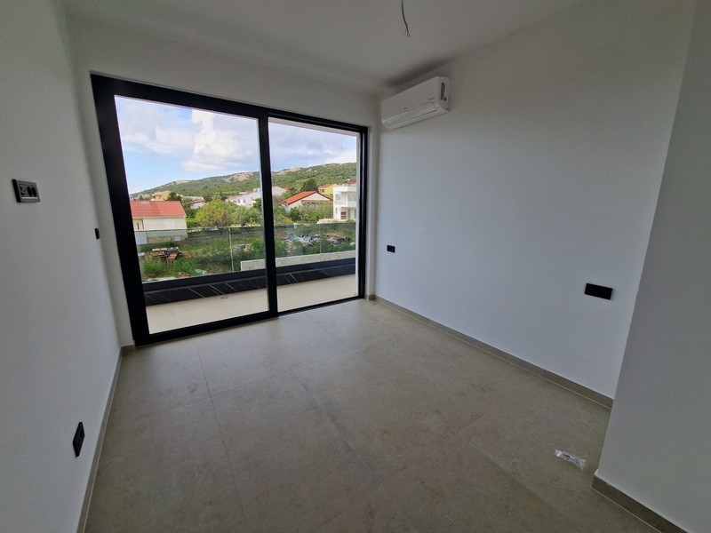 Chambre avec balcon et climatisation