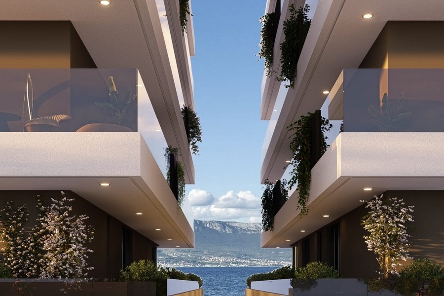 Vue sur la mer entre les bâtiments.