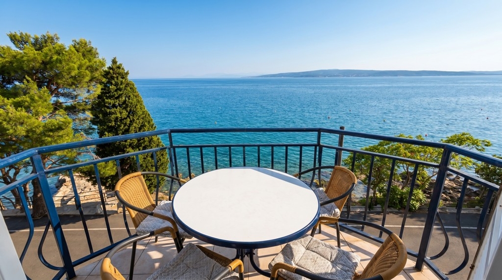 Balcon avec vue mer directement au bord de la mer en Croatie