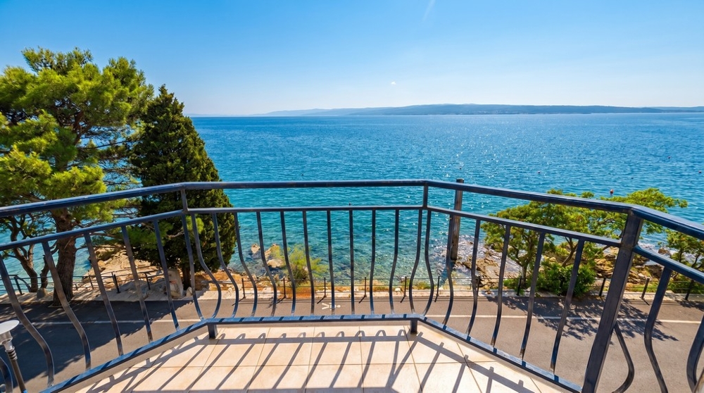 Vue mer panoramique depuis le balcon d'un appartement en Croatie