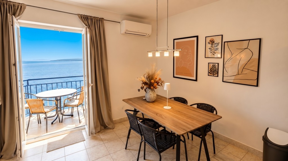 Séjour avec vue mer et accès au balcon