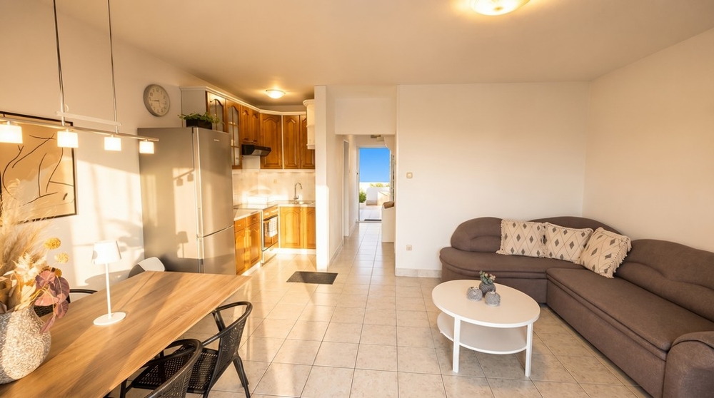 Salon avec cuisine et accès au balcon