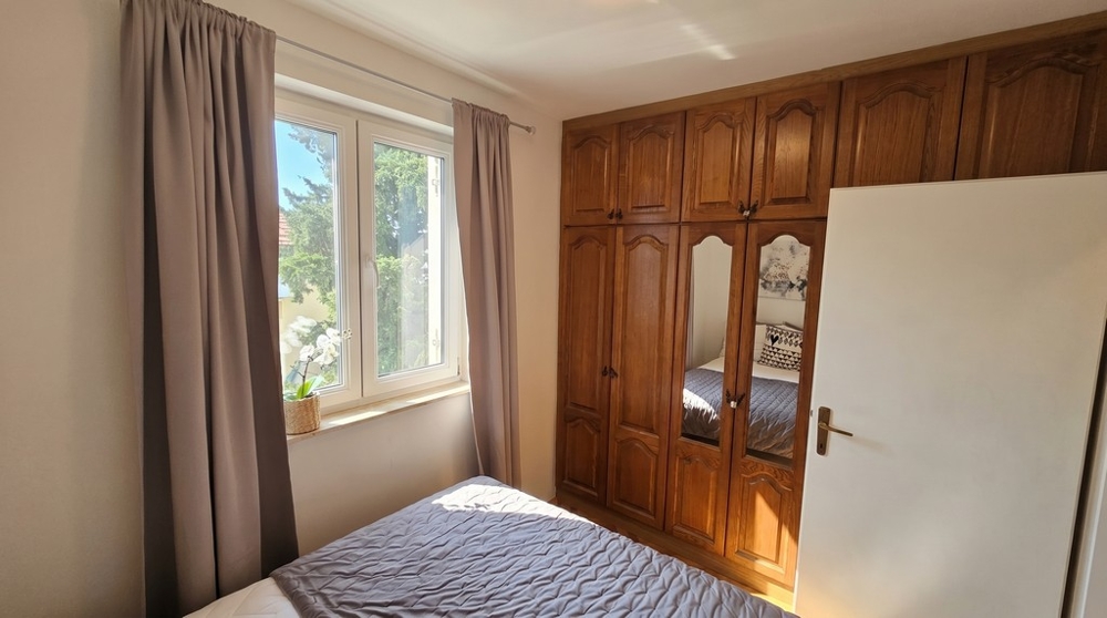 Chambre avec placard intégré et lumière du jour