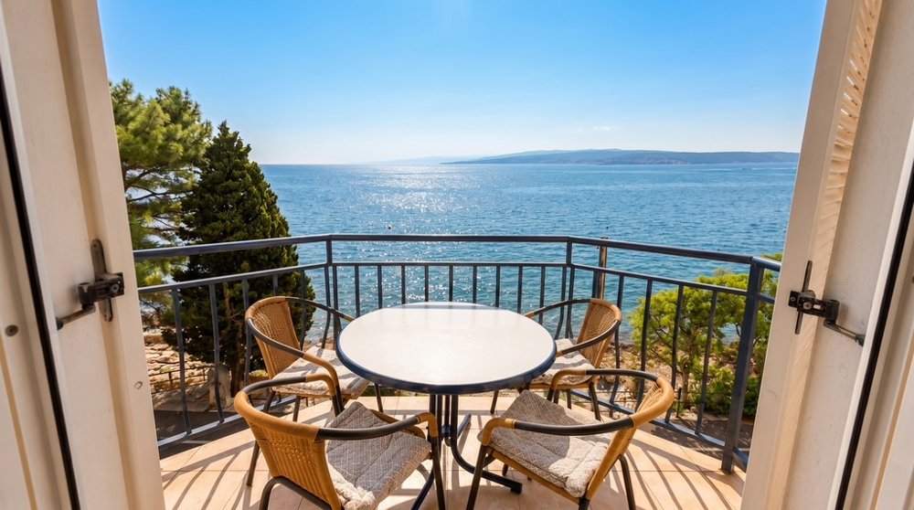 Balcon avec vue directe sur la mer en Croatie
