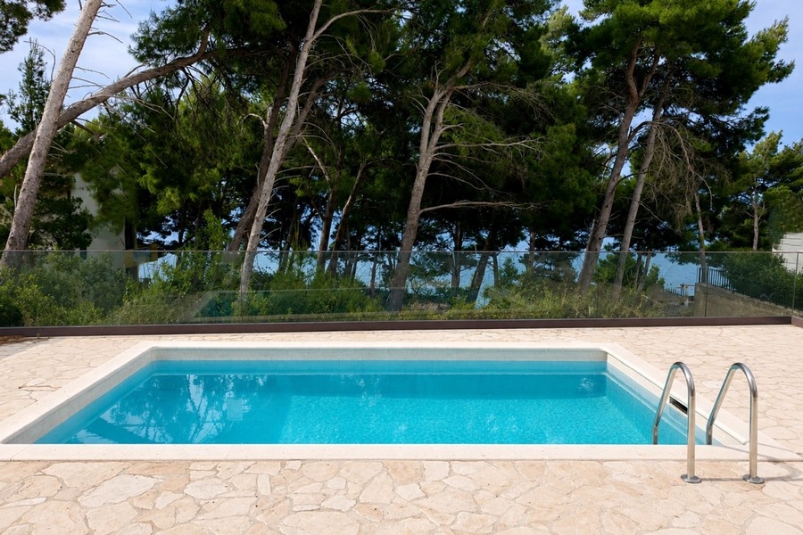 Piscine avec terrasse et jardin méditerranéen au bord de la mer