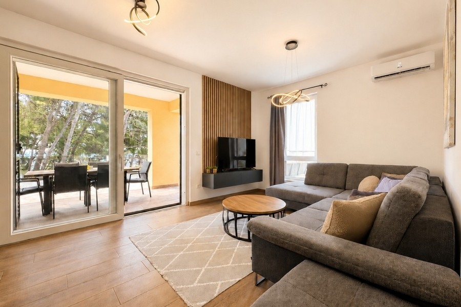 Séjour moderne avec terrasse et accès à l'extérieur