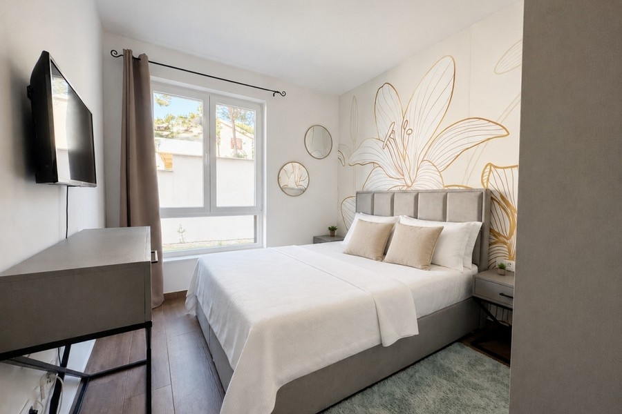 Chambre avec décoration murale et intérieur moderne