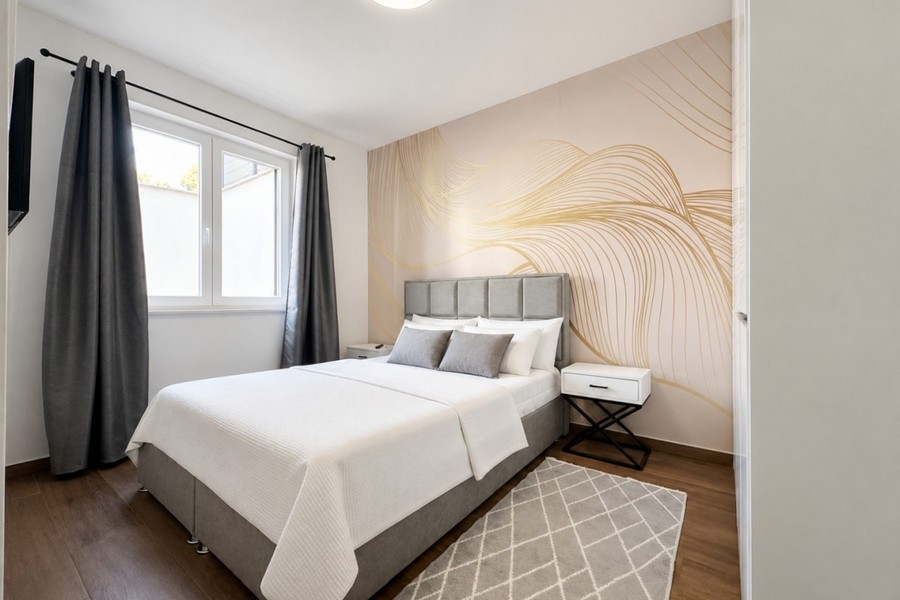 Chambre moderne avec décoration murale élégante et télévision