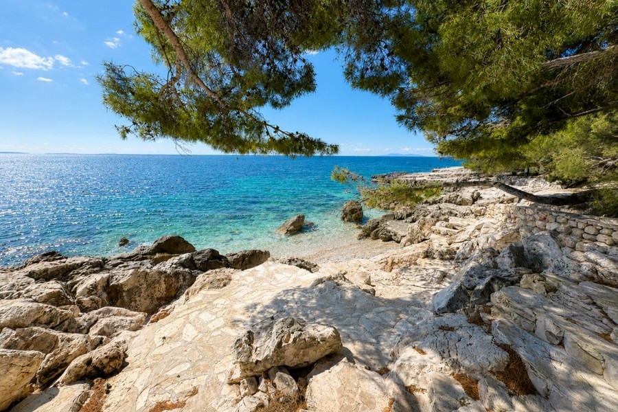 Tronçon de côte rocheuse avec mer cristalline en Croatie