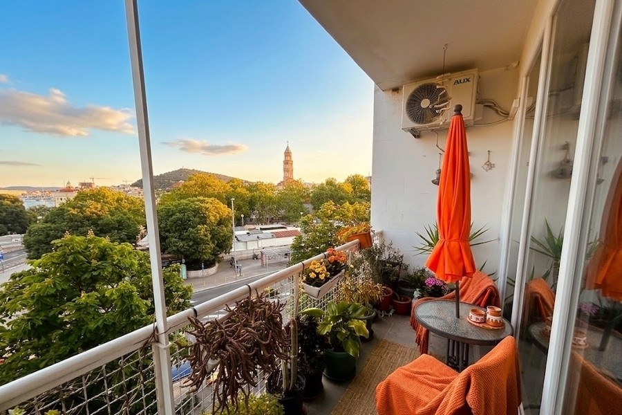 Balcon avec vue mer à Split près de la côte et de la vieille ville