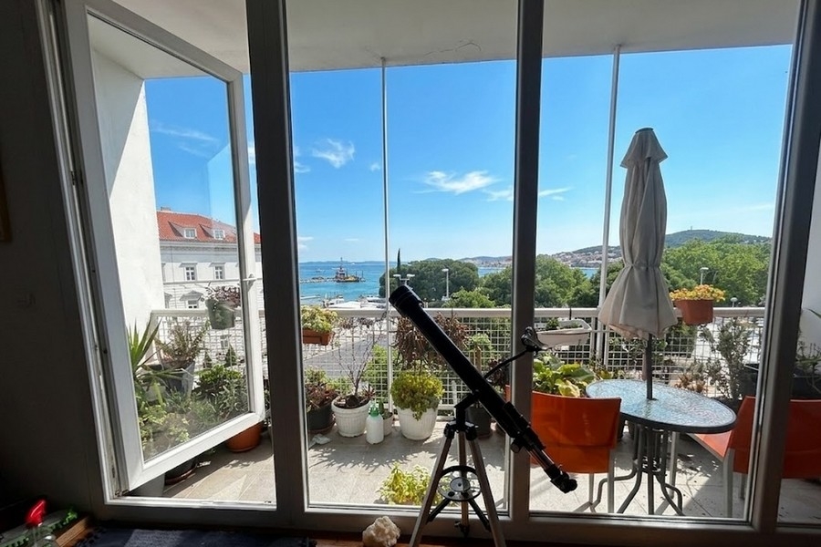 Séjour avec baie vitrée et vue sur la mer à Split