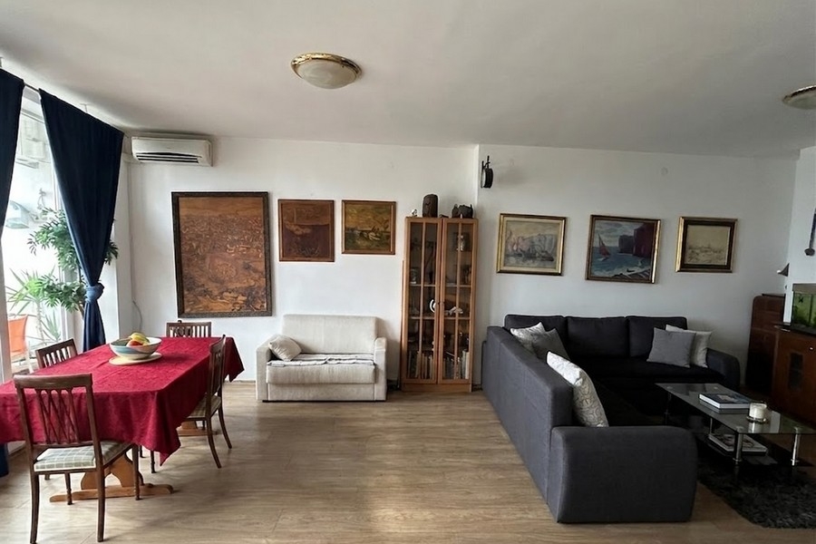 Spacieux salon à la décoration moderne