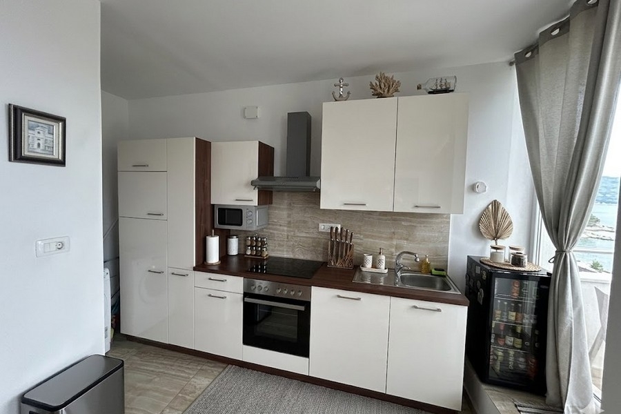 Cuisine moderne avec vue mer dans l'appartement
