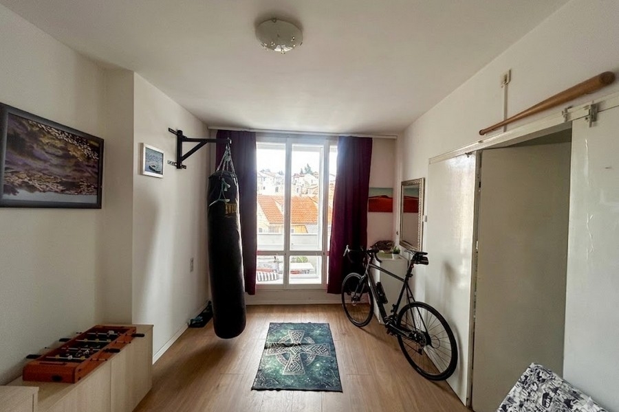 Chambre avec espace fitness et vue sur la ville